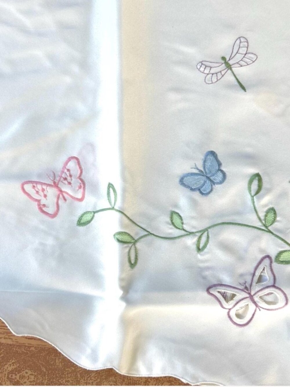 Vintage 70s Lennox round tablecloth, meadow bloom